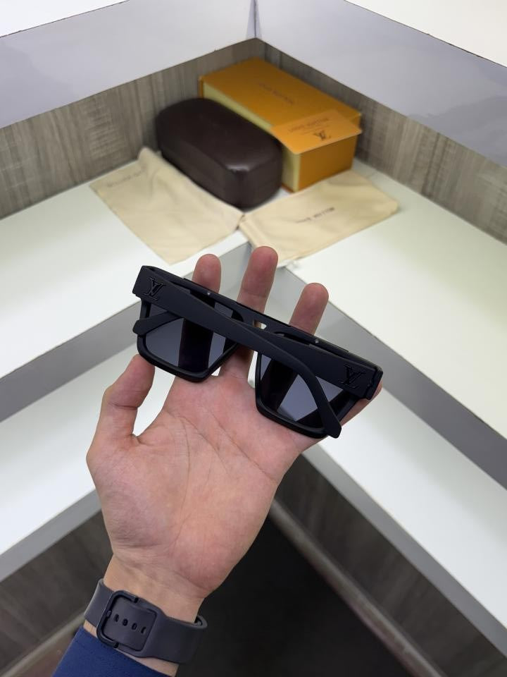 LO_UIS_VUI_TTON 1502 FULL BLACK SUNGLASSES