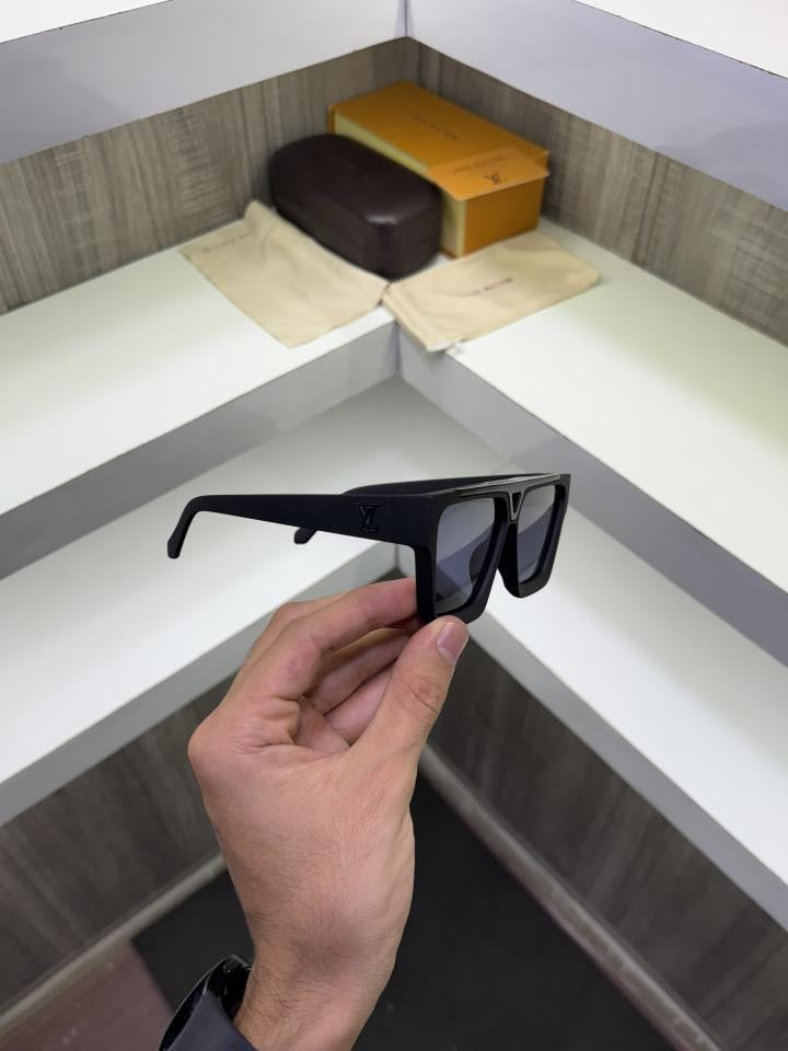 LO_UIS_VUI_TTON 1502 FULL BLACK SUNGLASSES