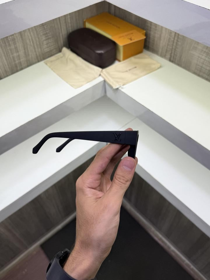 LO_UIS_VUI_TTON 1502 FULL BLACK SUNGLASSES