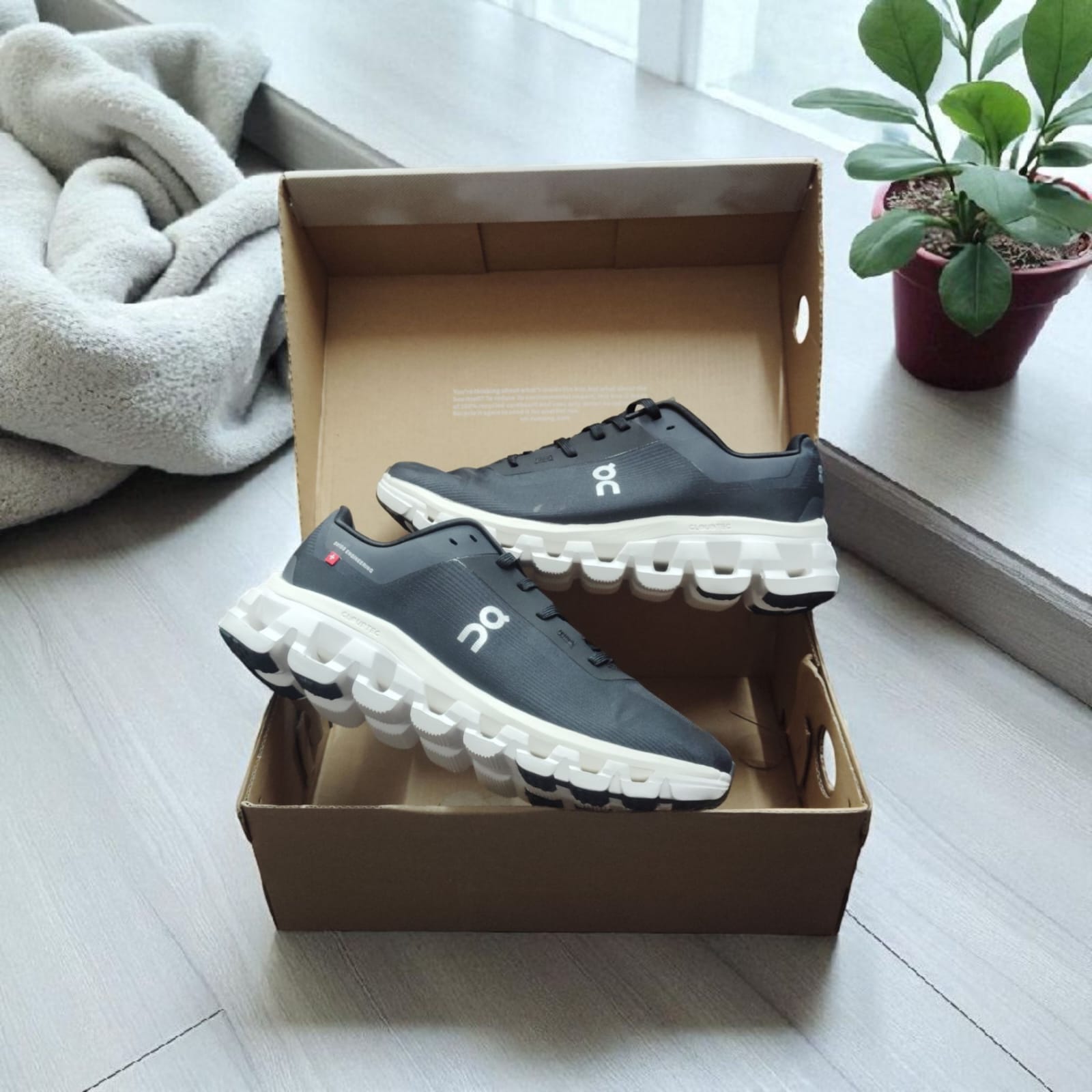 PRODUCT NAME: On Clo_ud_flow 4 Low Top Black