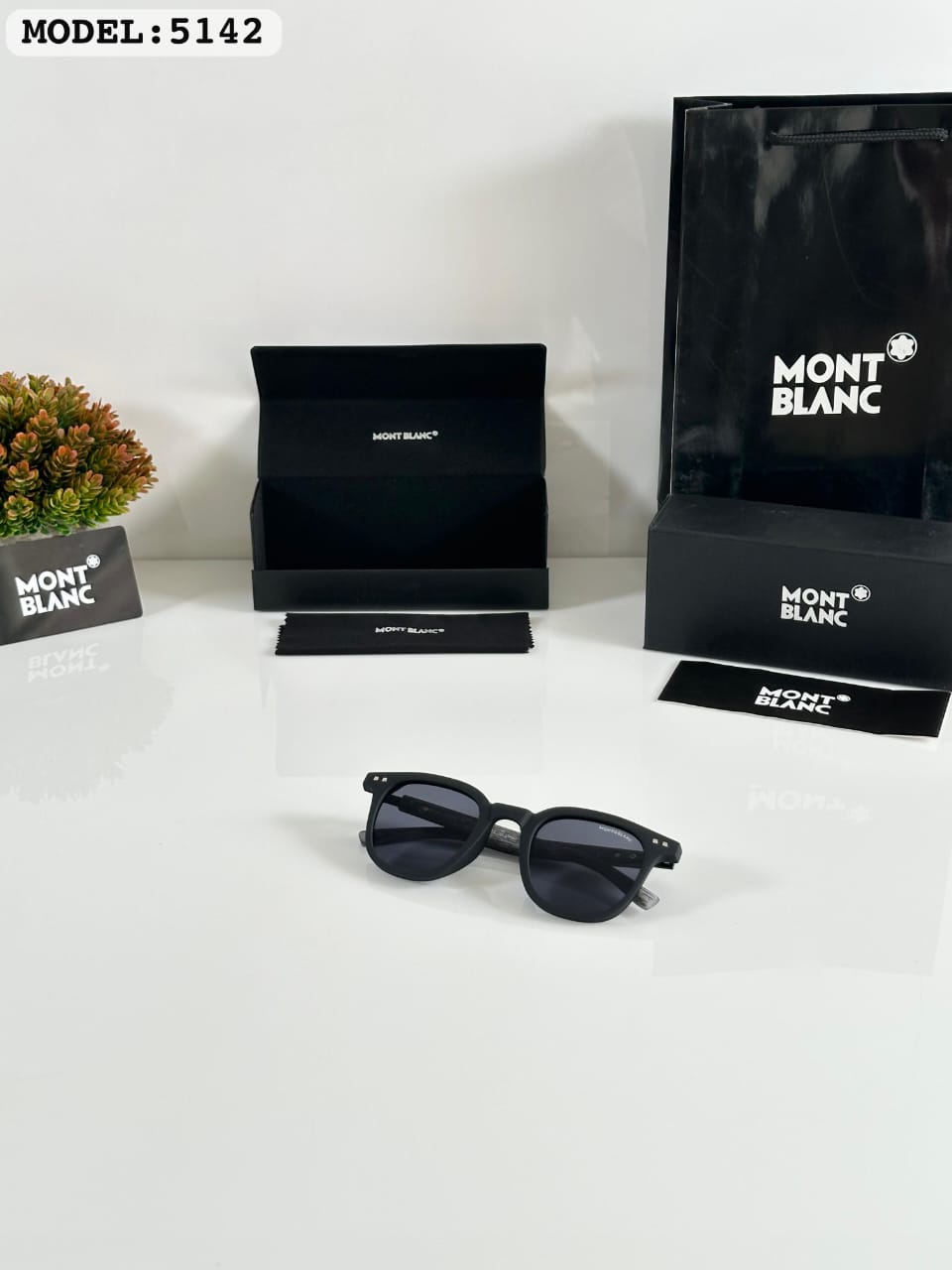 MON_T BLA_NC 5142 MATE BLACK